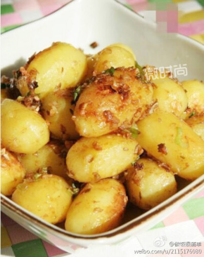 【diy麻辣孜然小土豆】原料:土豆,葱白,生姜,大蒜,干辣椒末,孜然粉