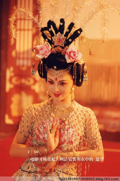 周洁饰演的杨贵妃,将霓裳羽衣舞跳得出神入化.