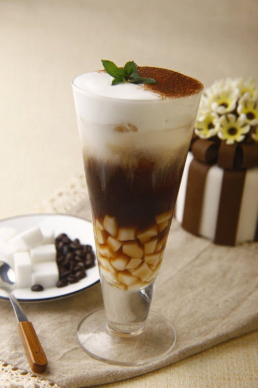 将冷却的咖啡液缓缓地倒入玻璃杯中 5.