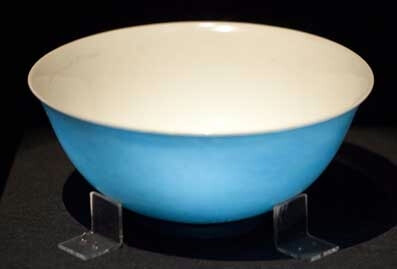 故宫所藏的明正德孔雀绿釉碗,碗内壁及圈足内施青白色釉,外壁施孔雀