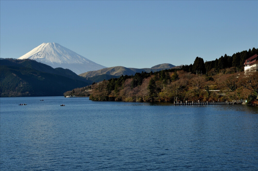 ashinoko lake,is a scenic lake in the hakone area of kanagawa