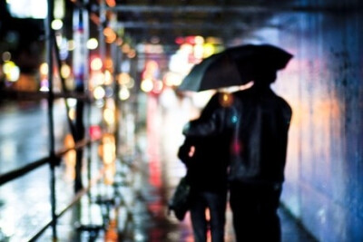 下雨天躲雨