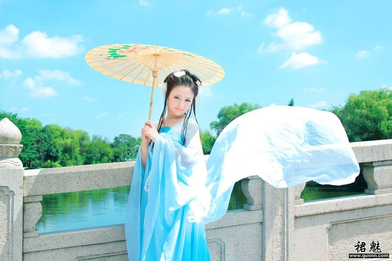 【人物素材】打伞的蓝裙古装美女