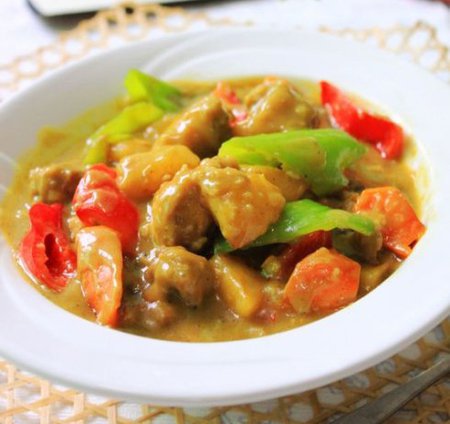 材料 鸡 1/4只 青椒 1只 大喜大咖喱膏 3块 土豆 1个 洋葱 1/4个 柠檬