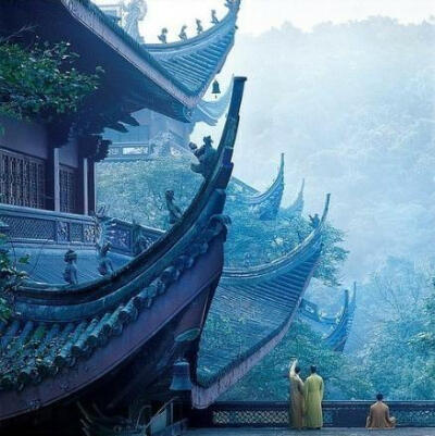 清晨入古寺,初日照高林.曲径通幽处,禅房花木深.