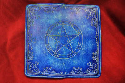 这个五角形符号是具有获得优美和荣誉的符号,里面包含了维纳斯的所有