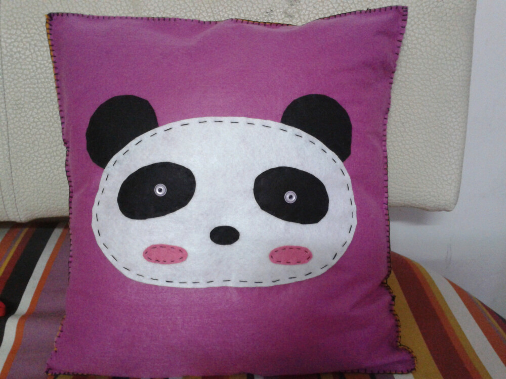 手工不织布熊猫抱枕可爱哦