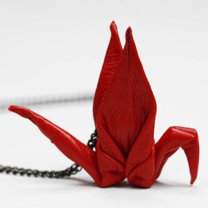 红色皮革千纸鹤项链 uuendylau 小时候我们都会折的千纸鹤造型,简单