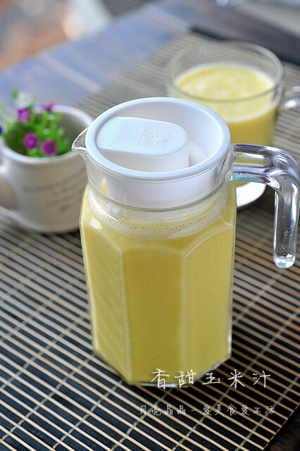 2. 稍凉后,把甜玉米取出,用刀贴着玉米芯子取下玉米粒. 3.