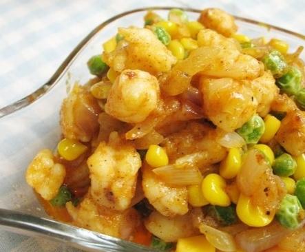 【咖喱什锦虾仁】热油锅,放入洋葱碎,小火翻炒至出现洋葱香味;咖喱块