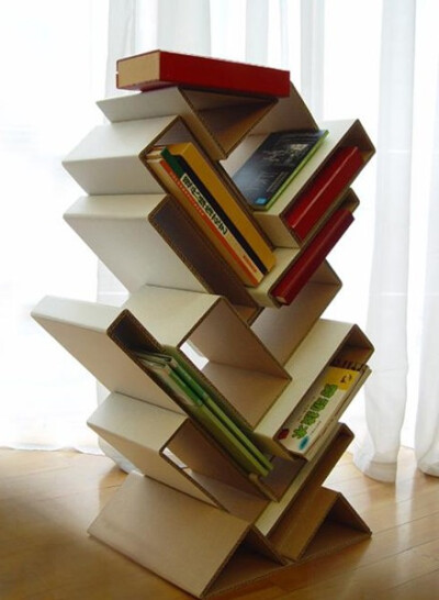 瓦楞纸做成的层叠书架,很有立体感,创新,简单漂亮