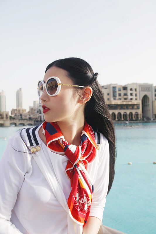 丝巾搭配的好啊,系法也好