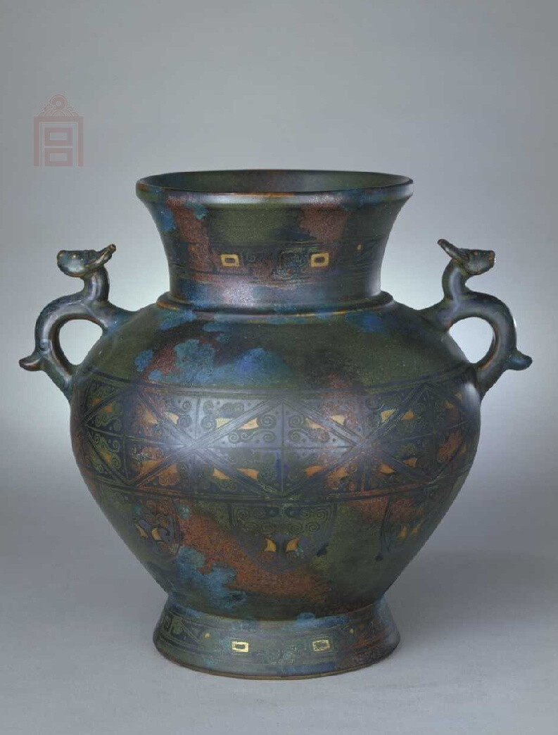 此器釉色,器型,纹饰均仿古青铜器式样,底部篆刻阳文"大清乾隆年制"三