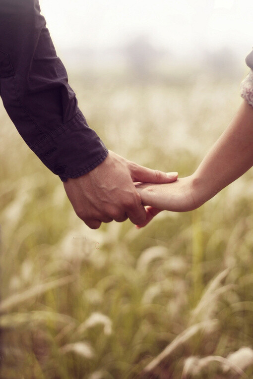 如果没有,一个人乐得清净,也不算太坏,人生最差的选择是明知伴侣不是