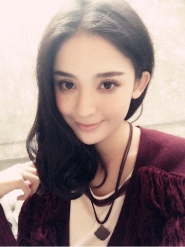 古力娜扎,全名古力娜扎·拜合提亚尔,中国新疆人,出生于1992年