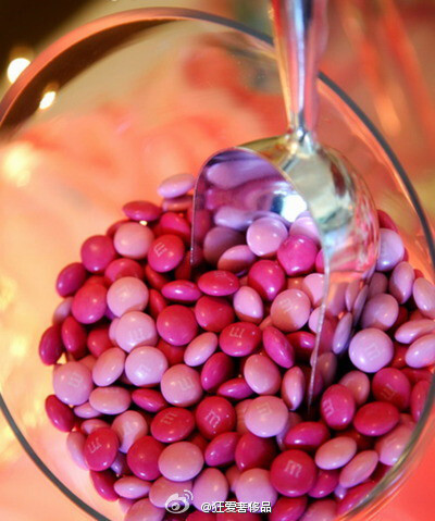 mm巧克力豆豆出粉红色的啦!好有爱哦,快到碗里去!