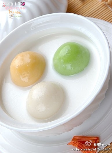 【精致早餐椰汁南瓜汤圆】南瓜200g,糯米粉300g,椰子粉适量,白糖50g.