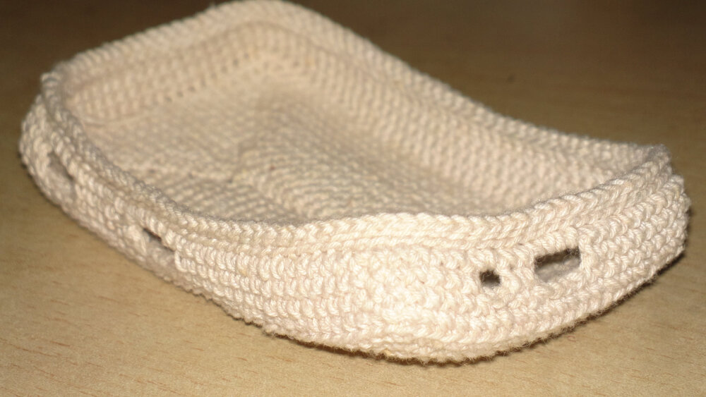 纯棉无漂染原色线,4号钩针,短针,拨引针组成,预留出适当大小的按钮