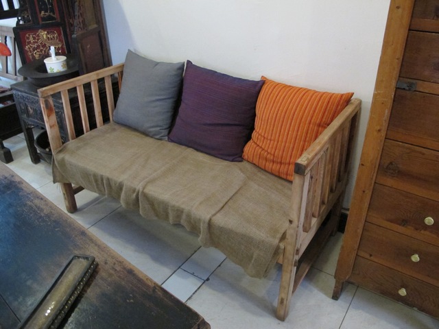 小床改造的三人沙发,自己还可以搭配更厚实的坐垫和靠背,diy一下,留给