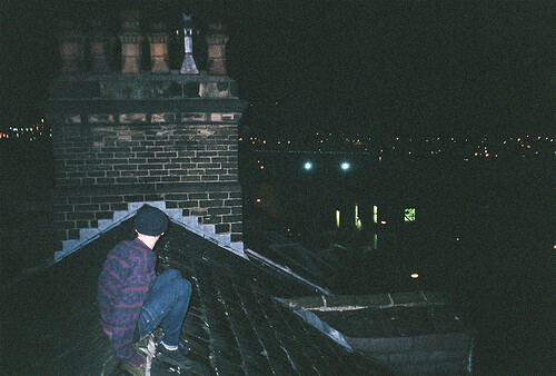一个人坐在楼顶的照片图片