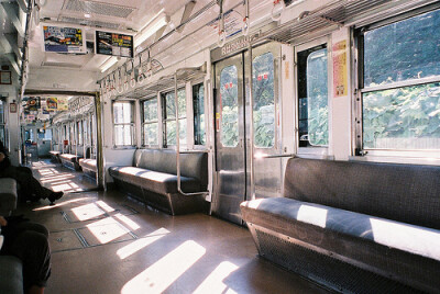 电车内阳光明媚.