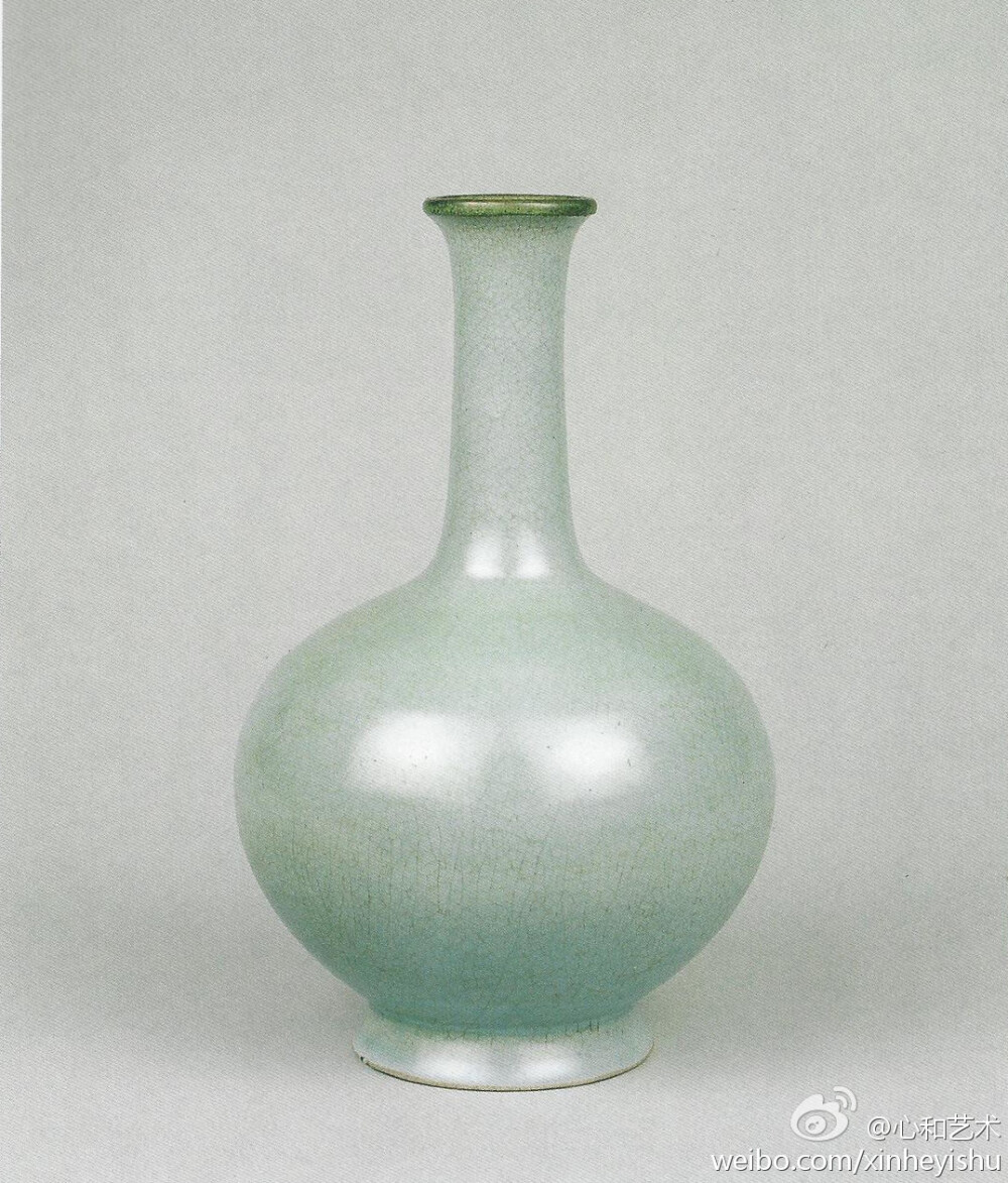 【宋汝窑青釉长颈瓶】高24.8cm.