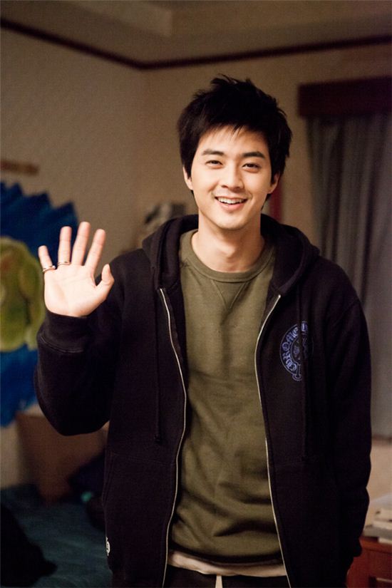 邻家花美男吴振洛的扮演者金智勋男一号很萌男二号帅气稳重又孩子气守