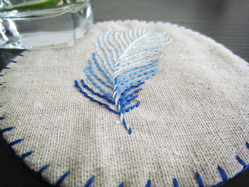 简单的羽毛刺绣,还原本真和自然,纯麻杯垫,很清新