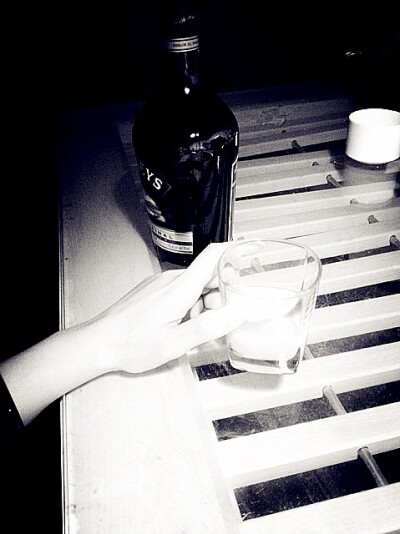 酒图片伤感孤独喝酒图片