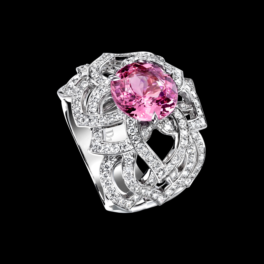 62克拉)和一颗粉红色圆形蓝宝石(约4.86克拉)