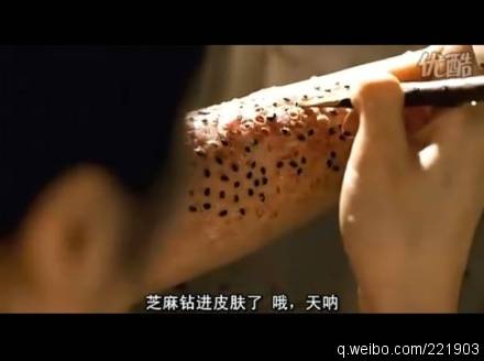 本片最恶心人的地方,如图……我鸡皮疙瘩掉地上怎么都捡不起来