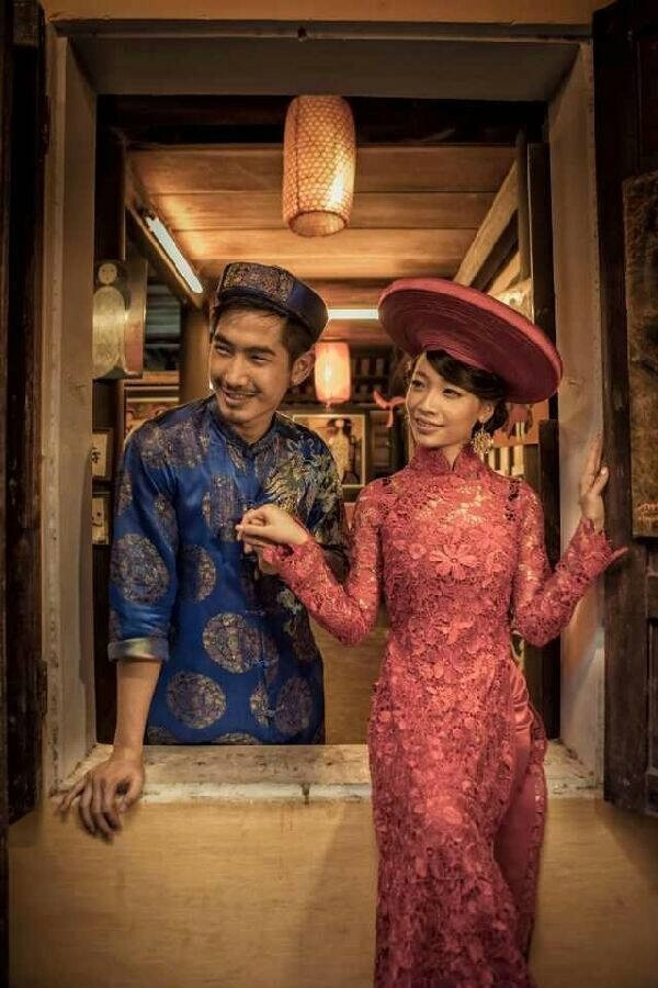 准确的说,这是越南顺化的服装,顺化从1802年到1945年曾一度成为越南