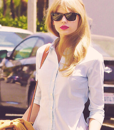 泰勒·斯威夫特(taylor swift),美国乡村音乐 著名创作女歌手,演员.