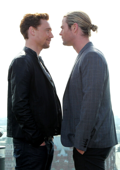 chris hemsworth 和 汤姆·希德勒斯顿 tom hiddleston 《thor雷神》