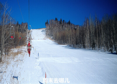 位于吉林省安图县二道白河镇,滑雪场以长白山16峰为依托,南有天池,二