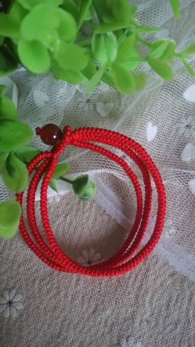 千寻雨家的这款三生手链是采用三条红绳编织组成,款式经典且又独特
