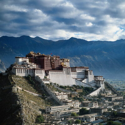 拉萨,在藏语中为圣地或佛地之意,长期以来就是西藏政治,经济,文化