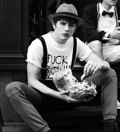 一头白金乱发的卢克·沃洛(luke worrall)来自英国的克罗伊登(croydon