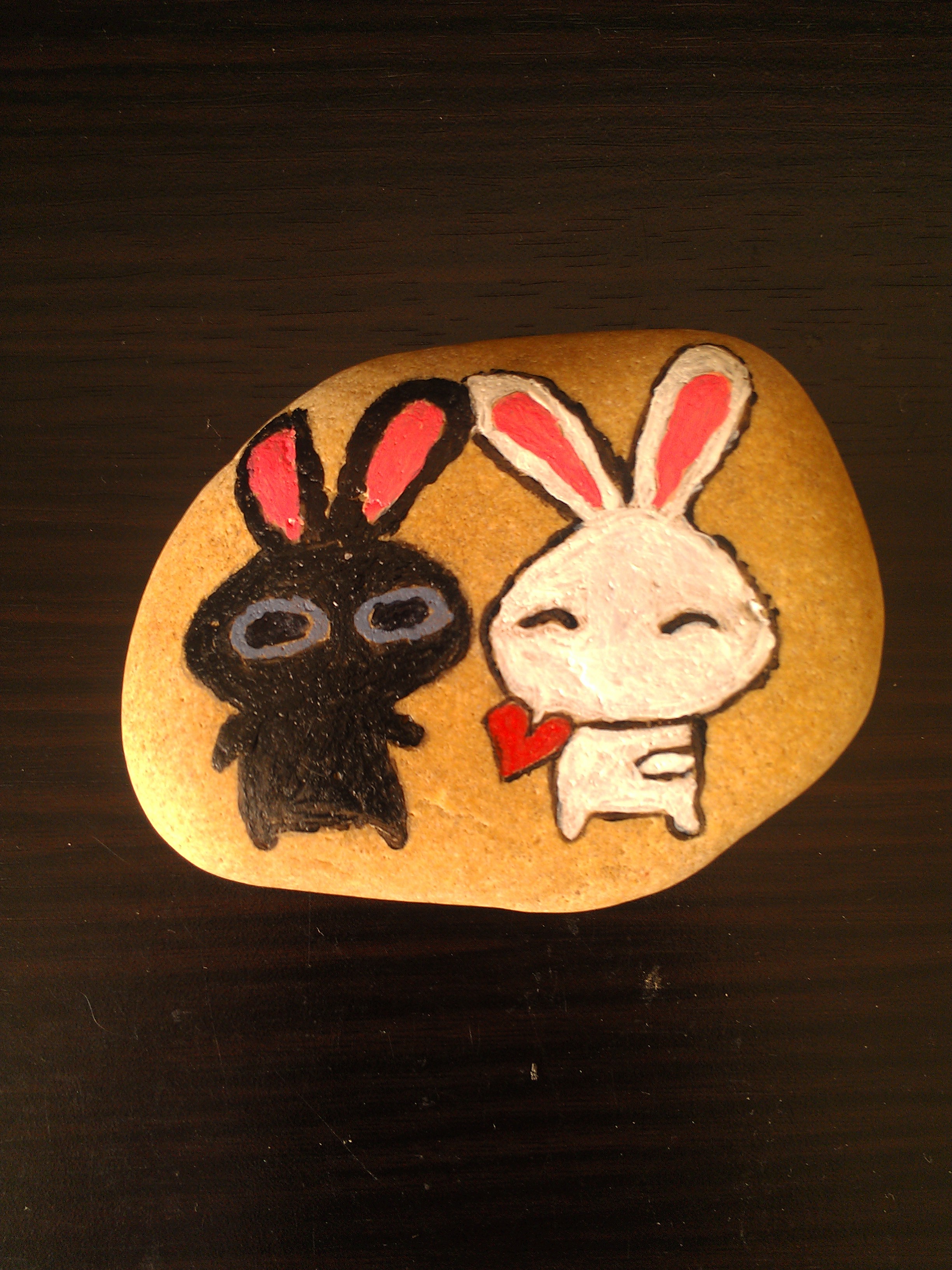 手绘石头~情侣兔子~~好有爱