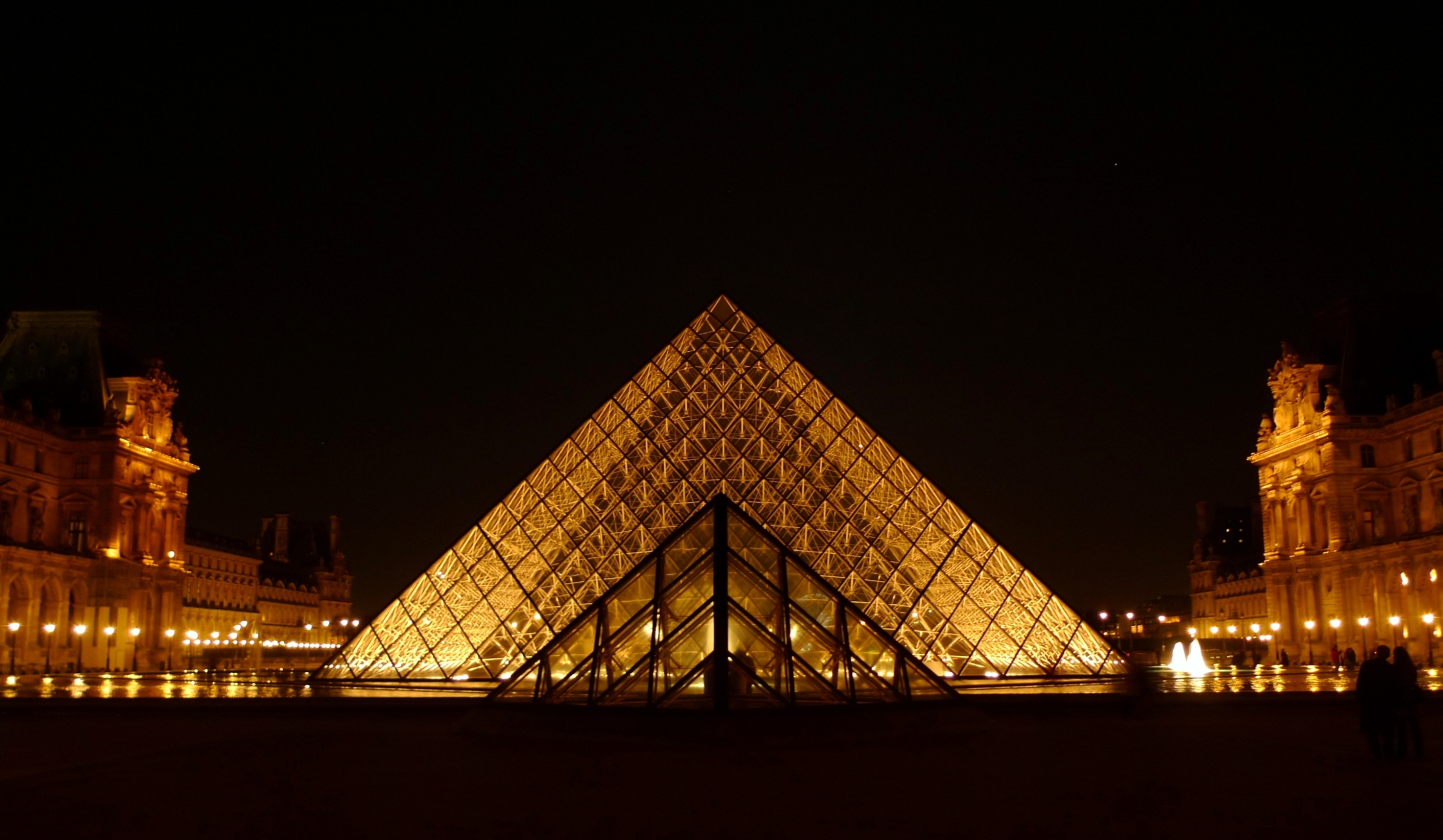 夜色中的玻璃金字塔显得更有气场,没有用三脚架,手持拍摄