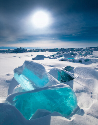 贝加尔湖冰雪奇景:冰面通透如绿松石