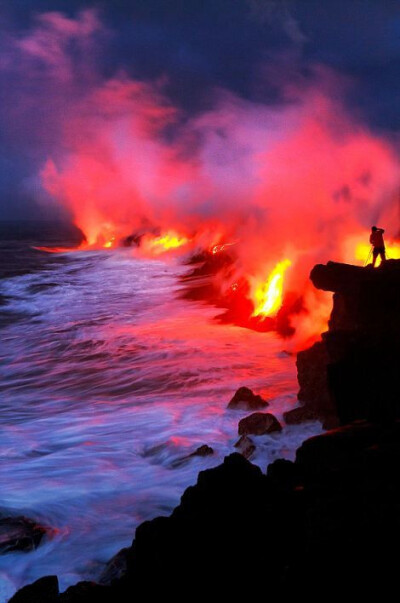 摄影师站在相机后,距火山爆发只有数百码远