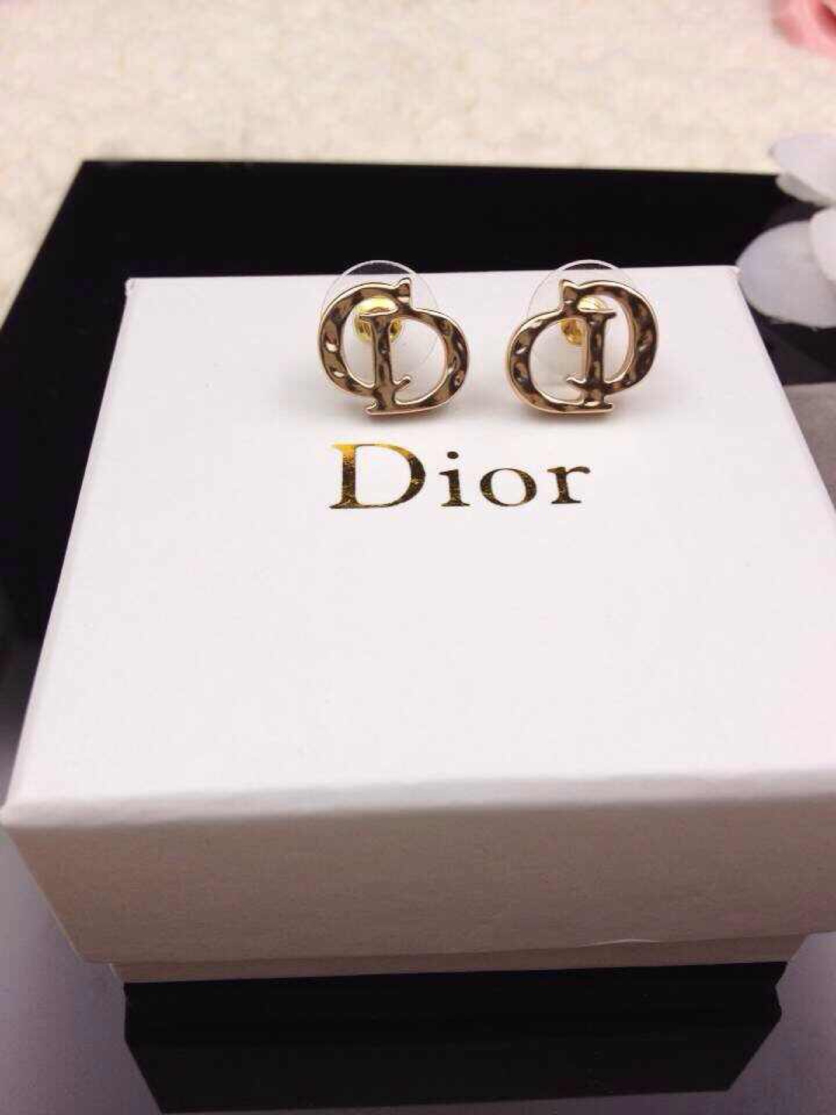 迪奥cd字幕耳钉(微信:cl_155)