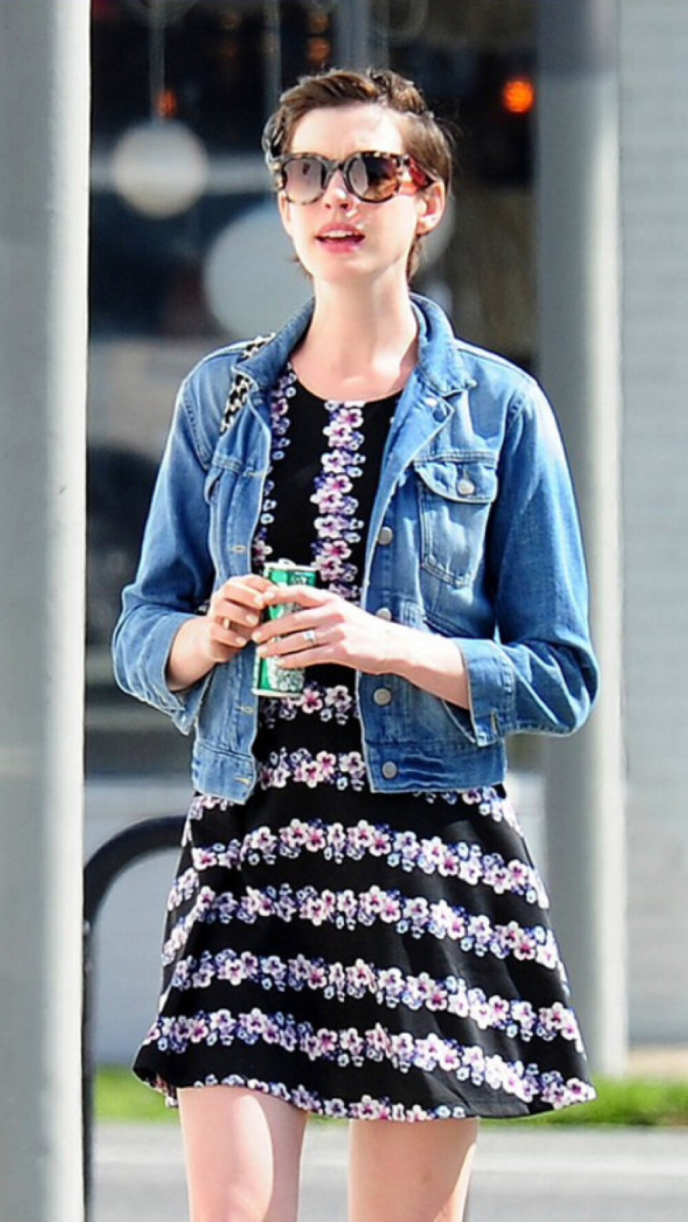 欧美 明星 街拍 安妮 海瑟薇 牛仔配花裙