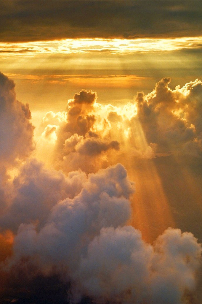 阳光透过云层