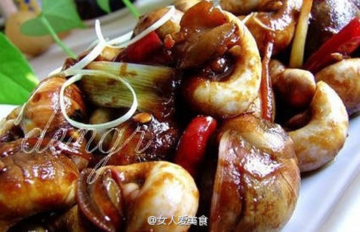 【酱爆香螺】1.热锅下冷油,油热后,爆香葱段姜丝和红椒;2.