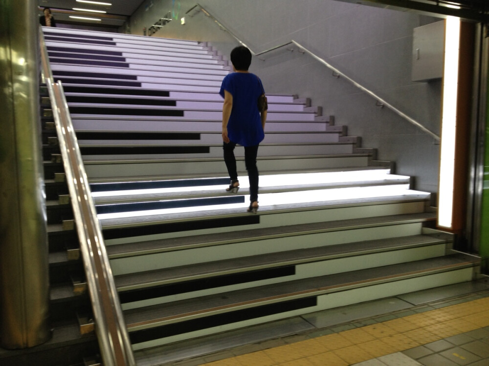 首尔地铁里的钢琴楼梯