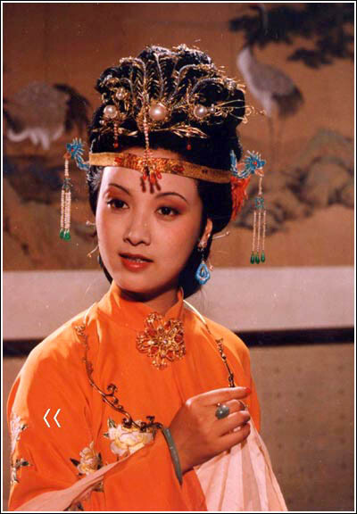 凤尾处另缀有金色珠子,凤翅采用了镂空雕法,这样就减轻了凤身的沉重感