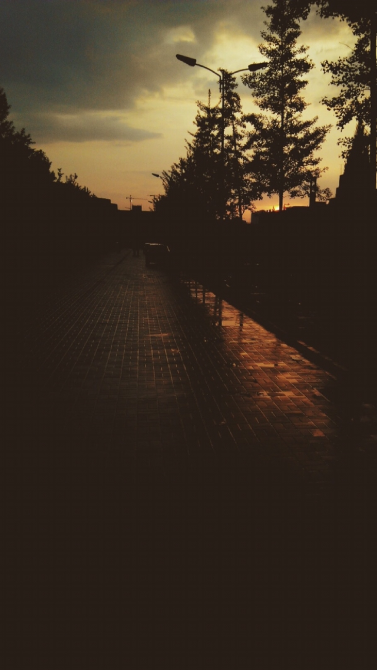 听了一个悲伤的故事.就象今天的天气.