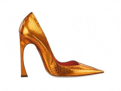 dior 2013春夏系列尖头鞋多采用了迷人的糖果色,金属色拼色混搭的效果